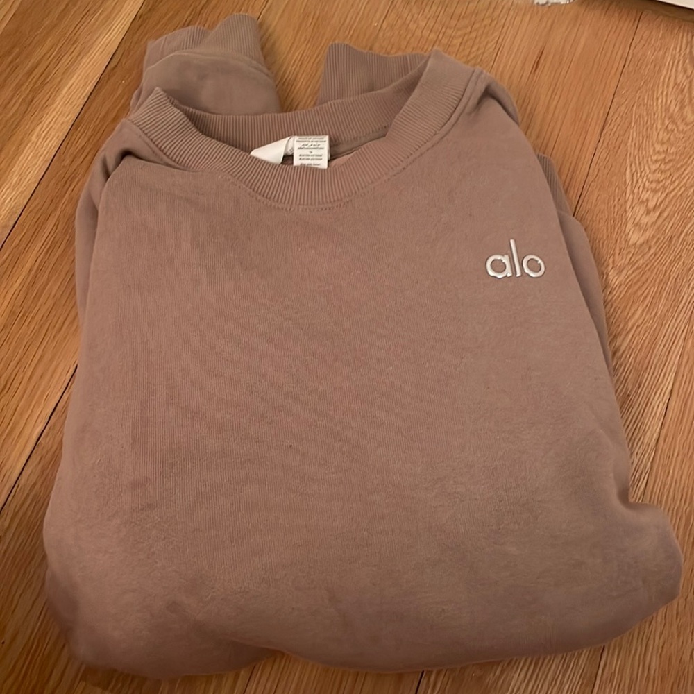 Light brown alo crewneck
